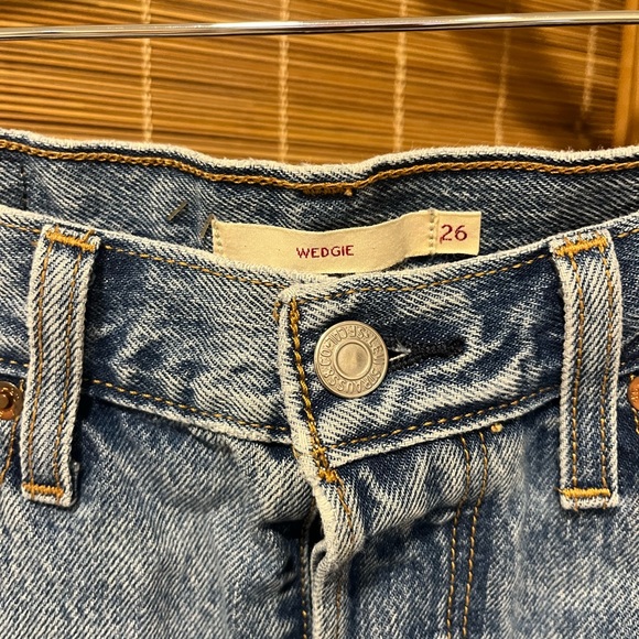 Levi’s Wedgie Light Wash Raw Hem Jean - Picture 3 of 4